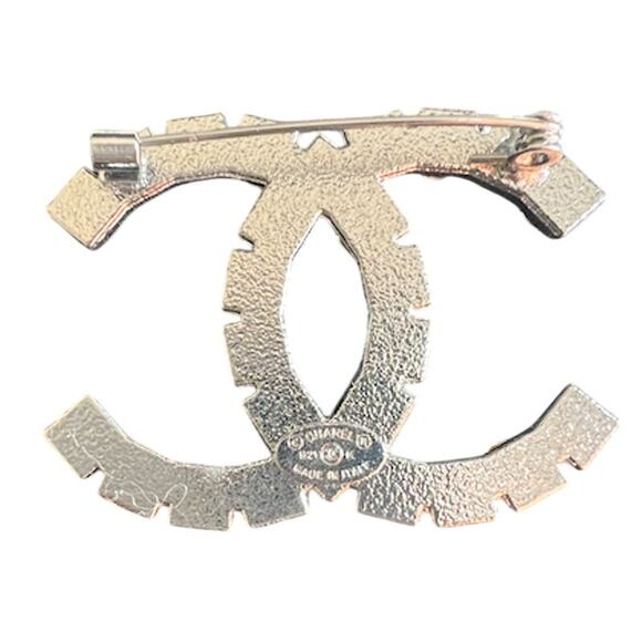 Chanel Silver Interlocking Brilliant Crystal Brooch Winter Act II 2021 (CCXX020) - Picture 4 of 5